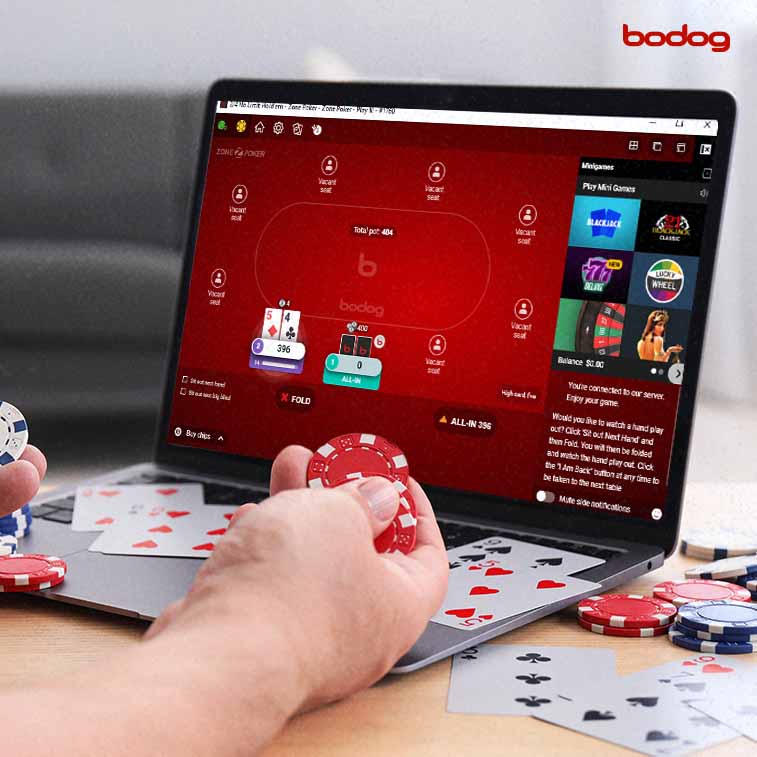 Persona jugando al poker en un torneo de Bodog en la laptop