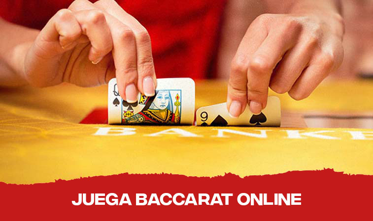 Manos de mujer revelando cartas de baccarat