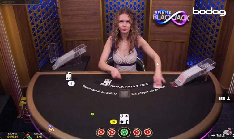 Crupier repartiendo cartas en infinite blackjack