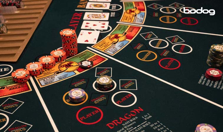 Mesa de Baccarat com fichas e cartas de baralho