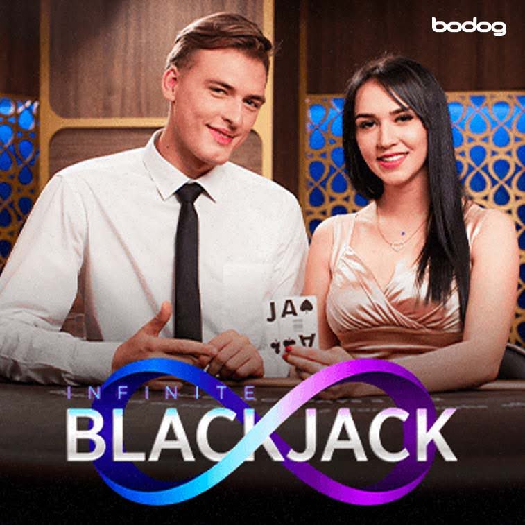 Crupiers detrás de logo de infinite blackjack