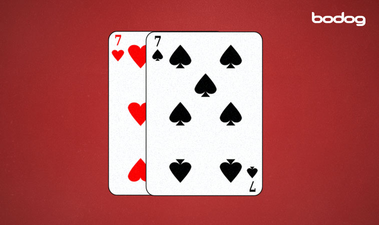 Mano de baccarat con par de colores mixtos del jugador