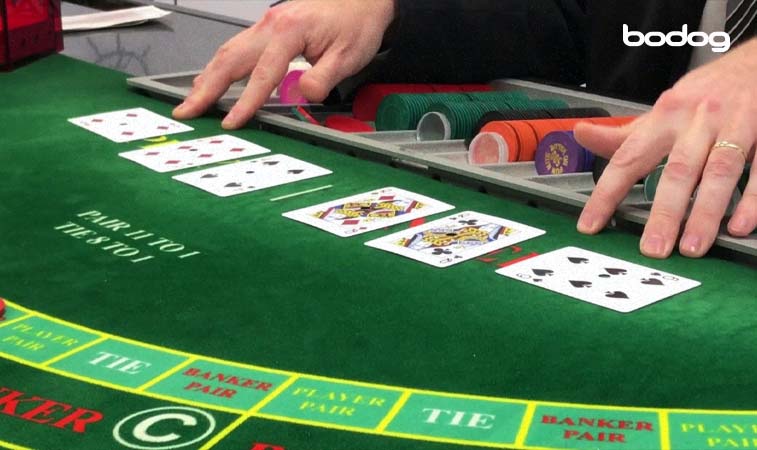 Mesa de baccarat con cartas