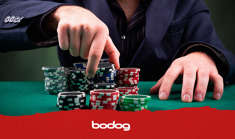 Planificar uma estratégia ou improvisar no poker?