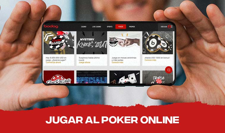 Hombre con un móvil en manos en la pantalla de inicio del casino de Bodog