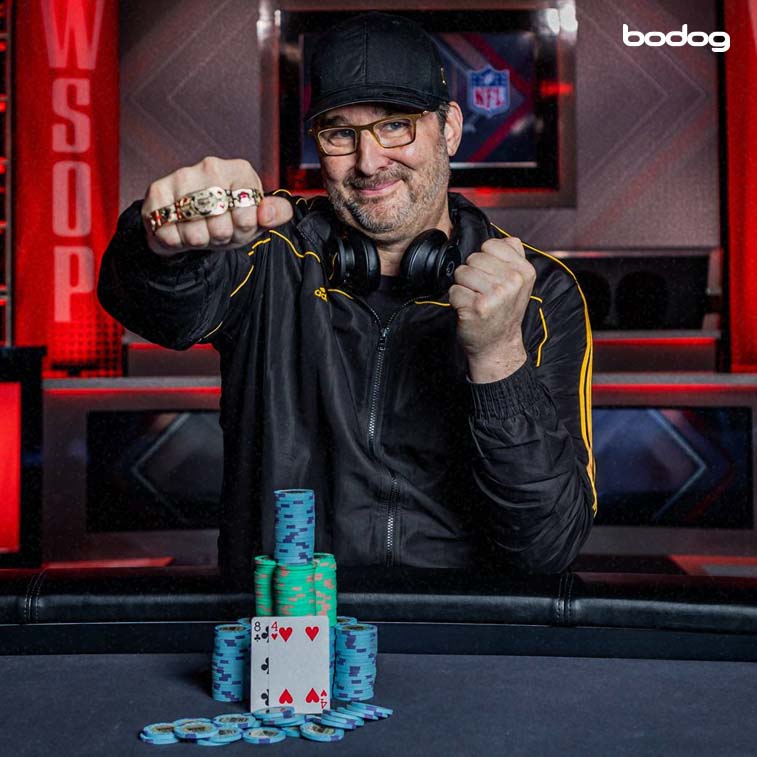 Phil Hellmuth mostrando mão vencedora no poker e bracelete