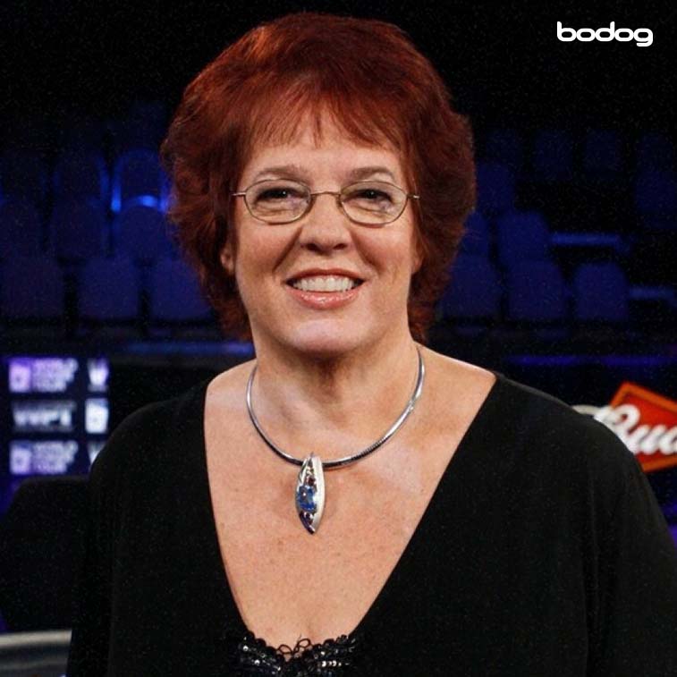 Linda Johnson mais jovem sorridente