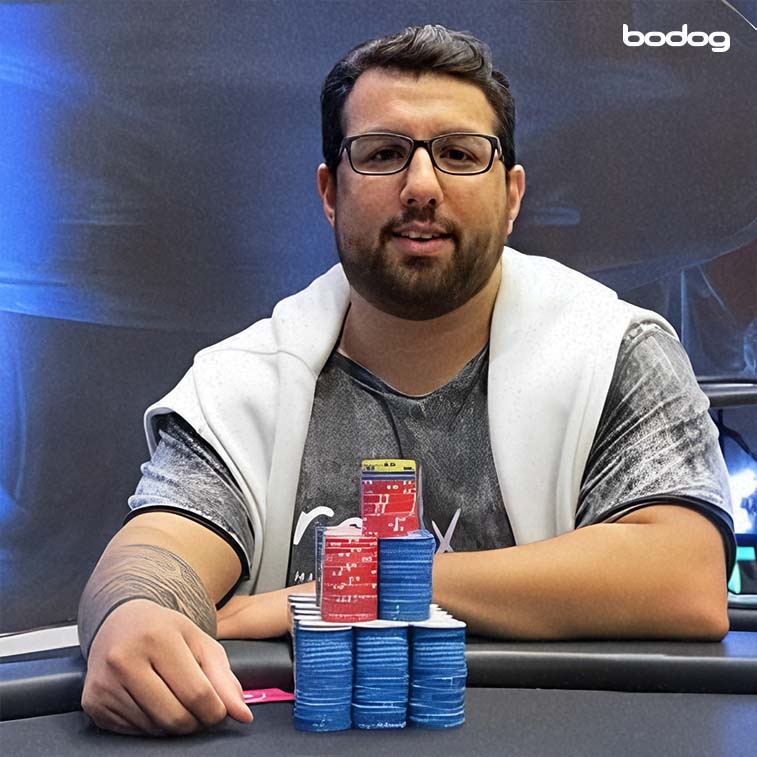 Lucas Portella em torneio de poker com suas fichas sobre a mesa.
