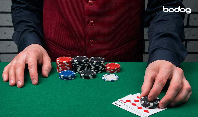 Dealer com cartas e fichas de poker na mesa