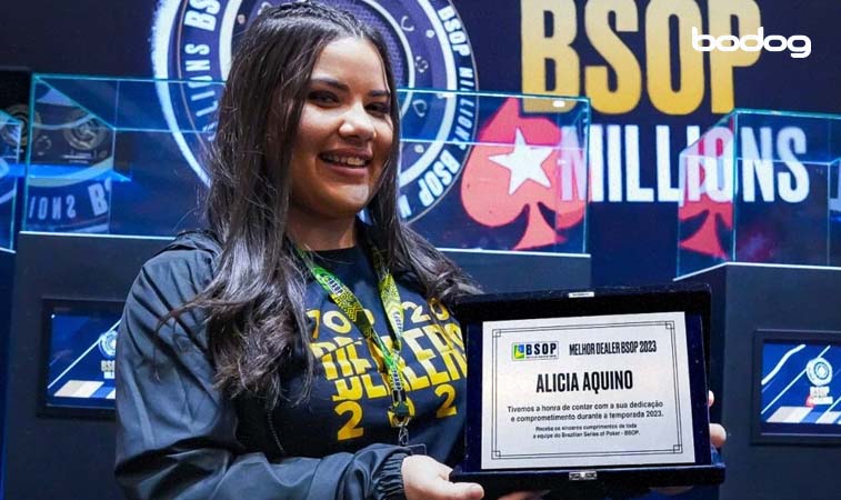 Brasileira Alicia Aquino segurando o certificado de melhor Dealer do BSOP 2023
