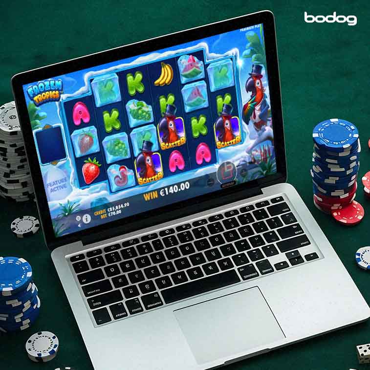 Laptop rodeada de fichas de casino muestra símbolo scatter destacado