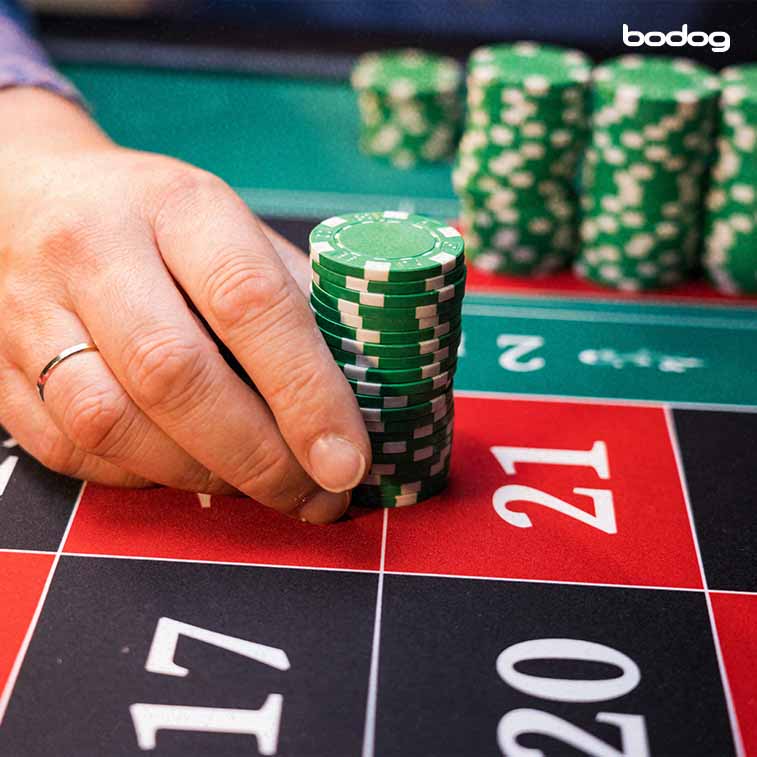 hombre poniendo fichas en una mesa de ruleta