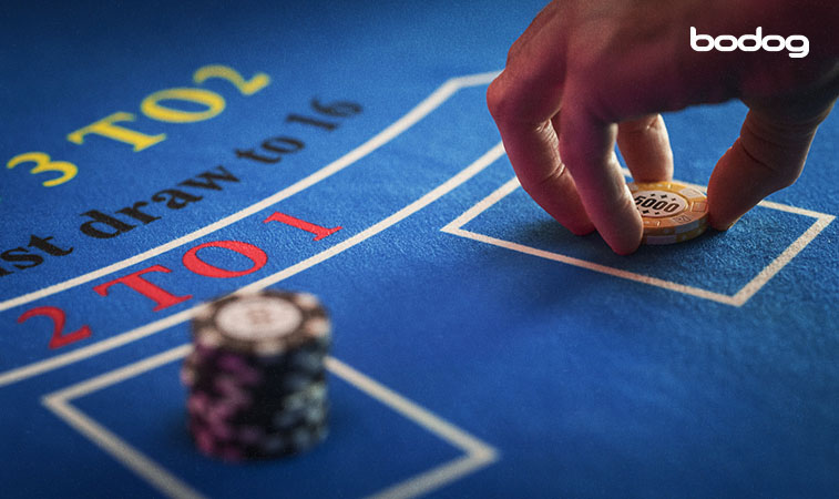 Jogador apostando fichas no baccarat