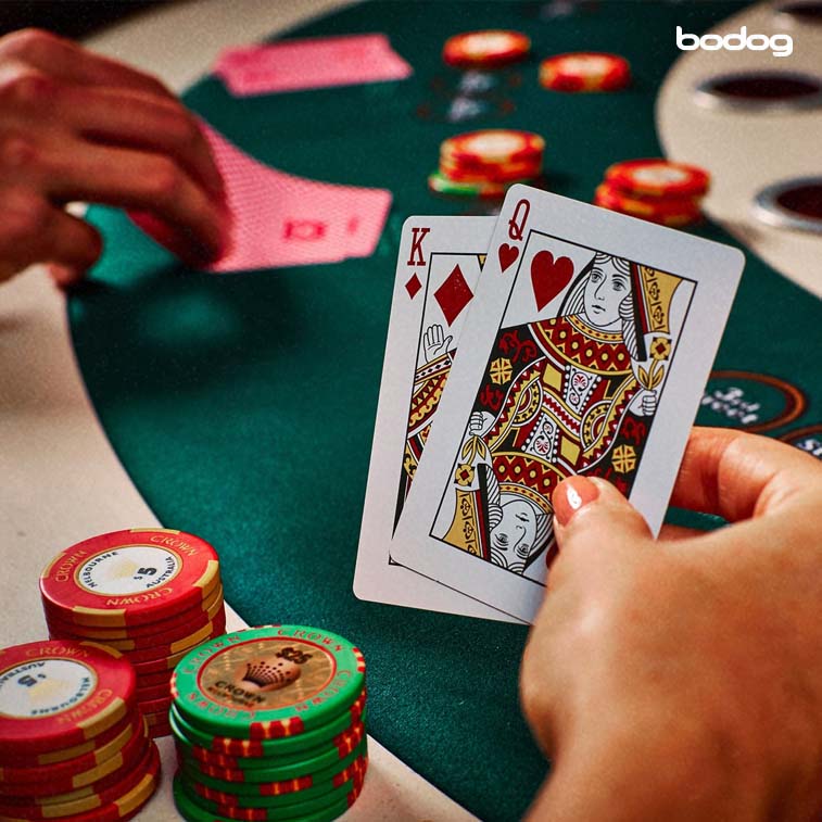 Jogador com duas cartas no baccarat