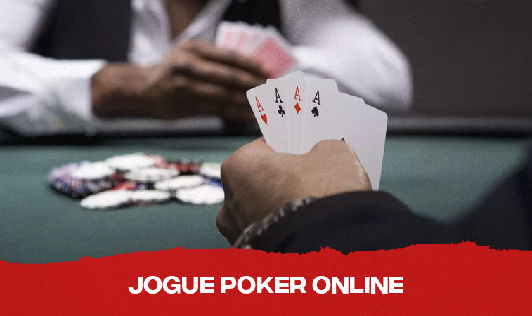 mão com 4 Ases, um de cada naipe, e fichas ao fundo