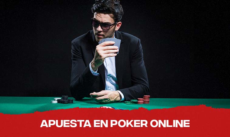 Jugador de poker usando lentes de sol y sosteniendo cartas
