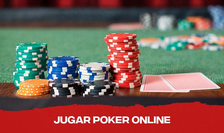 Fichas y cartas de poker en mesa