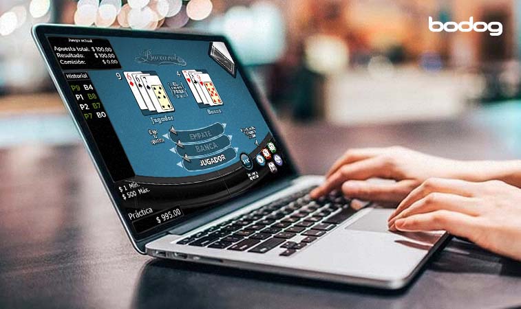 Persona jugando al baccarat en una computadora