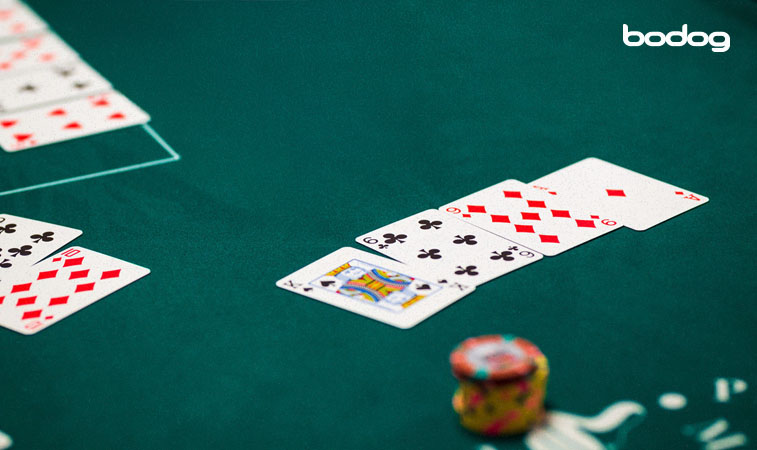 Cartas comunitárias na mesa de poker