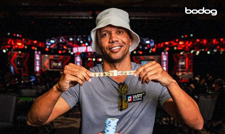 Phill Ivey mostrando seu bracelete da WSOP