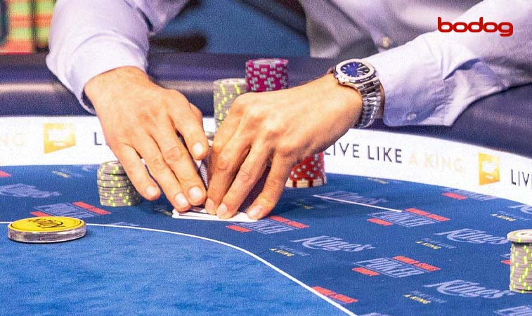 Homem segurando suas fichas em jogo de poker