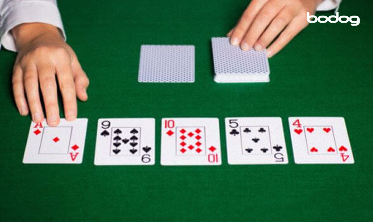 Dealer distribuindo 4 cartas comunitárias