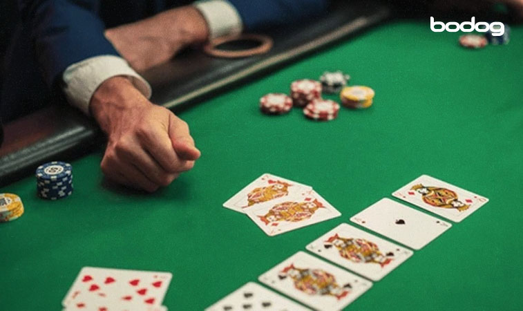 Homem jogando poker e mostrando suas cartas