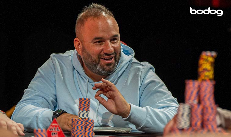 Amos ben en mesa de casino con fichas