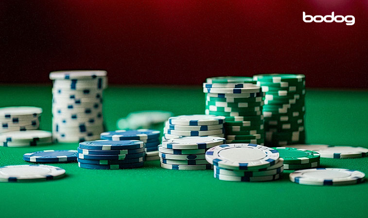 Fichas profissionais de poker em cima da mesa