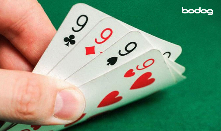 Pessoa segurando cartas com four of kinds