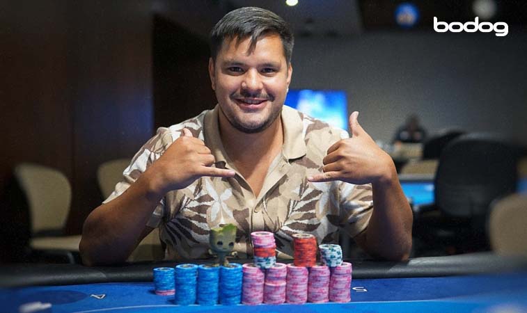 Francisco Salazar en mesa de casino con fichas