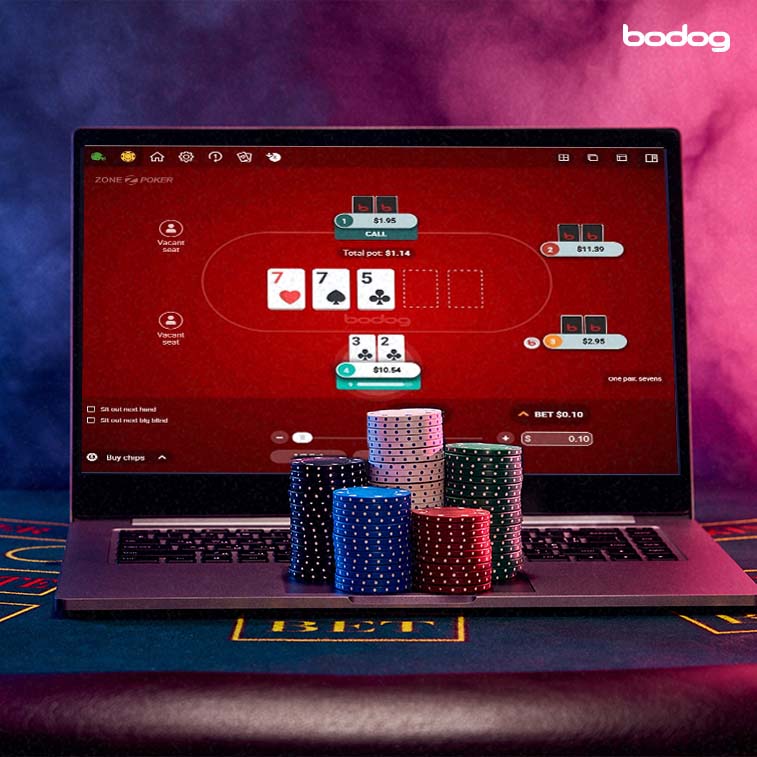 Computador com a tela de jogo online de poker da Bodog