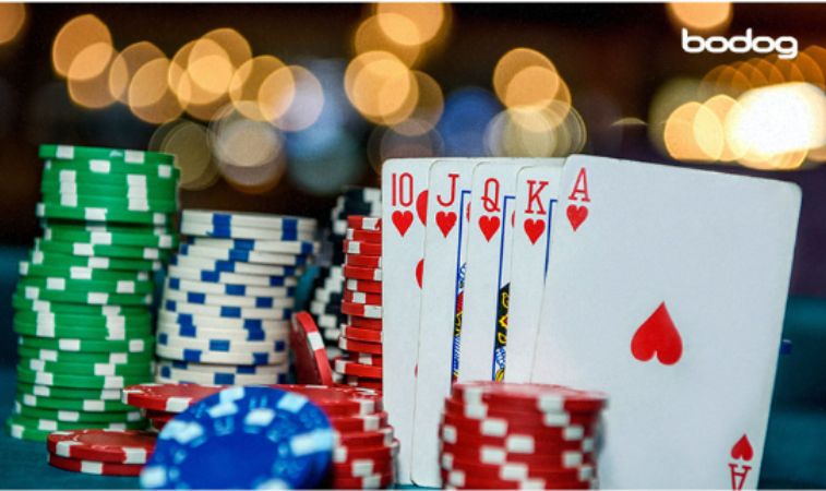 Baralho com um Royal Flush e monte de fichas