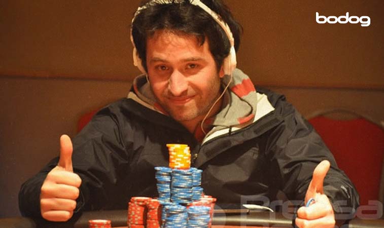 Tomas Krauss en mesa de casino con fichas