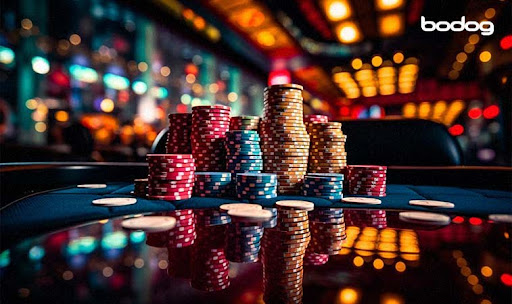 Fichas de casino sobre mesa