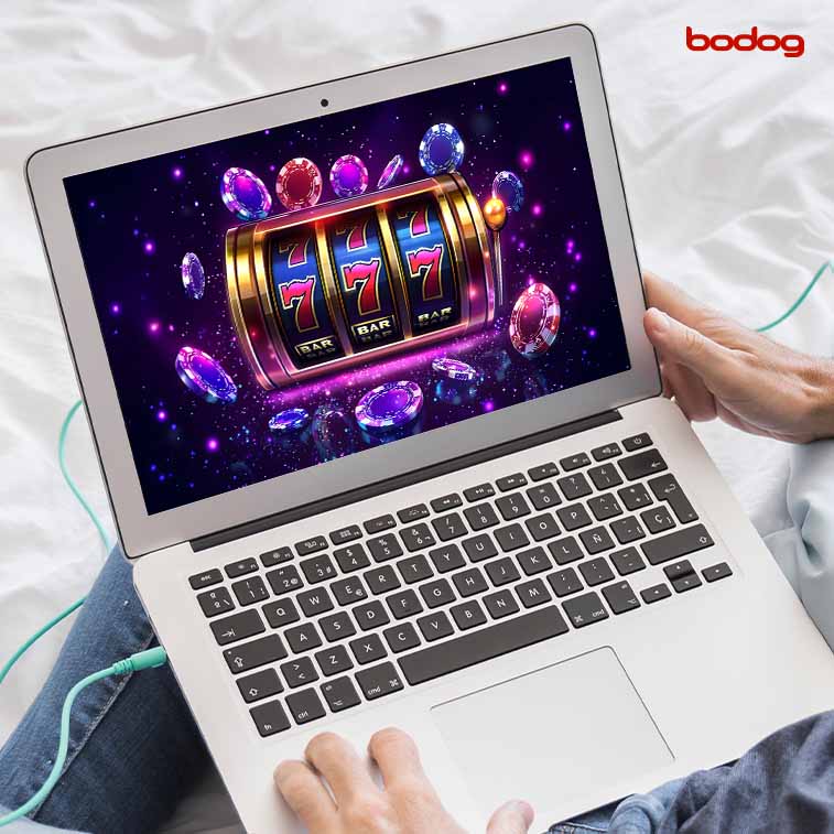 Computadora con rodillos de slot en un jackpot
