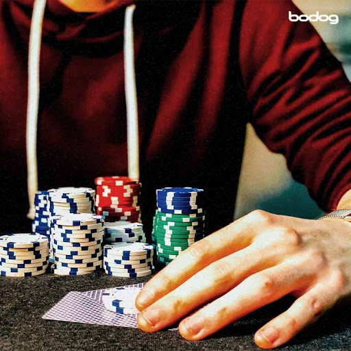 Persona con cartas y fichas de poker