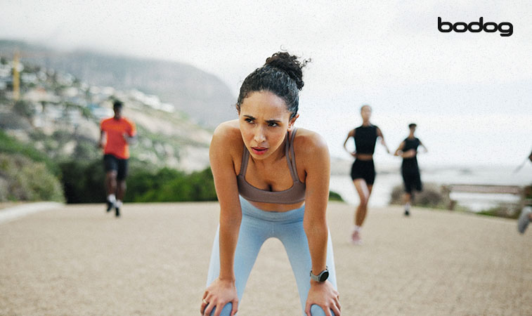 mujer cansada en una carrera