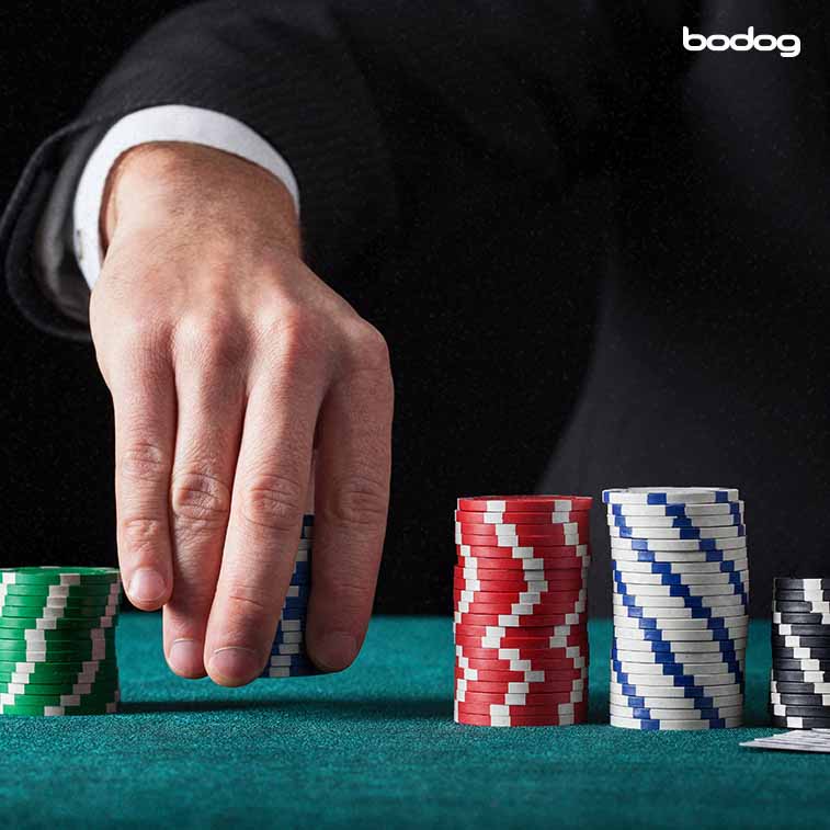 Mano con fichas de casino