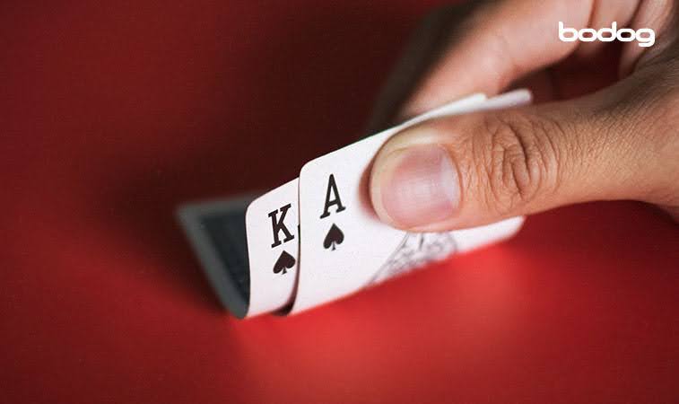 Manos con cartas de poker