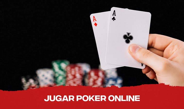 Manos sosteniendo cartas de poker