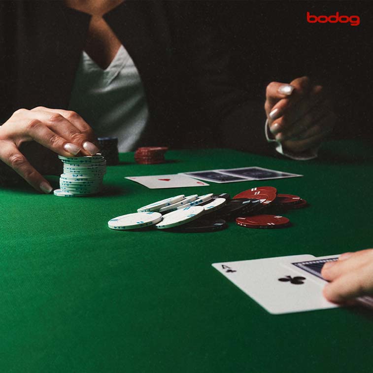 Personas jugando poker y apostando